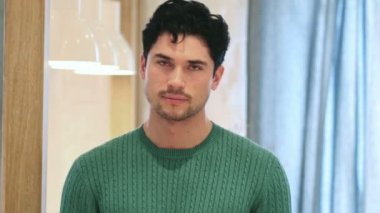 Afro-Amerikan adam, portre fotoğraf makinesi ile parmak, doğru işaret