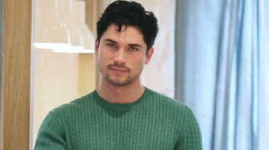 Kendine güvenen adam parmak, portre fotoğraf makinesi doğru işaret