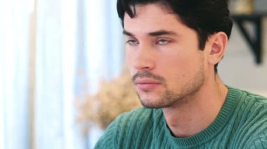 Genç Afro-Amerikan adam, dudakları nad diş gülümsüyor yakın çekim