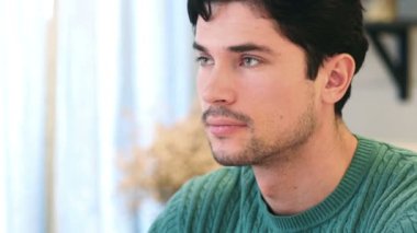 Kadar yakın başparmak kadar ofiste genç Afro-Amerikan adam tarafından