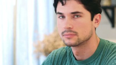 Kameraya bakarak şok Afro-Amerikan adam yüzünün yakın çekim