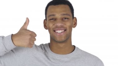 Başparmak yukarıya el hareketi Afro-Amerikan adam portresi