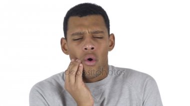 Diş ağrısı, diş enfeksiyonu olan Afro-Amerikan adam