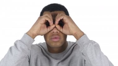 El yapımı dürbün ile yeni şans arama iş yerinde Afro-Amerikan adam