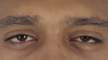 Afro-Amerikan adamın yakışıklı gözleri yanıp sönen ve yakın çekim