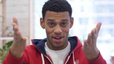 Genç Afro-Amerikan adam davet