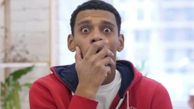 Afro-Amerikan adam şok, şaşırmış gibi el hareketi portresi