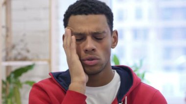 Baş ağrısı, stres mimik Afro-Amerikan adam portresi