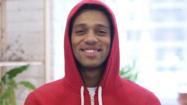 Gülümseyen genç Afro-Amerikan adam portresi