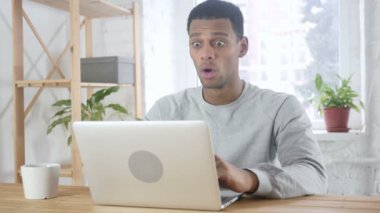 Şok, Afro-Amerikan erkek merak ofiste oturan laptop, çalışma