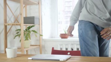 Afro-Amerikan adam geliyor ve başlar iş üstünde Laptop