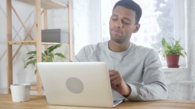 Çalışmanın tamamlanması ve bürosundan çıkarken Afro-Amerikan adam