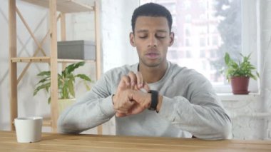 Tarama, e-posta ve mesajları smartwatch kullanan Afro-Amerikan adam