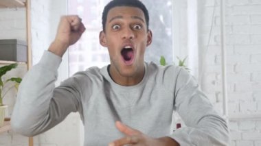 Başarı kutluyor, Tv izlerken mutlu Afro-Amerikan adam