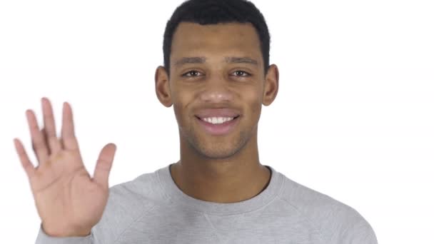 Retrato del hombre afroamericano saludando de la mano para dar la bienvenida — Vídeo de stock