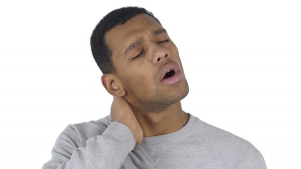 Homem afro-americano com dor no pescoço, fundo branco — Vídeo de Stock