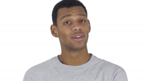 Porträt eines gutaussehenden afroamerikanischen Mannes, der klatscht — Stockvideo