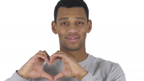 Signo del corazón por el hombre afroamericano, gesto de las manos — Vídeo de stock