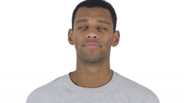 아프리카계 미국 흑인 남자 대기 및 시간, 흰색 배경 보고 — 비디오
