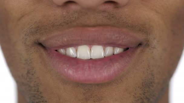 接近英俊微笑的美国黑人男子白牙 — 图库视频影像
