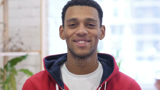 Retrato del hombre afroamericano sonriente mirando a la cámara en la oficina — Vídeos de Stock