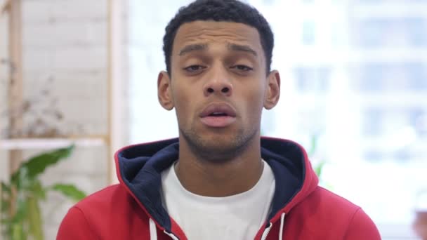 Zbliżenie na płacz smutny afro-amerykański człowiek uczucie zdenerwowany, łzy — Wideo stockowe