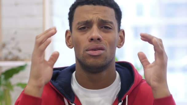 Porträt eines afroamerikanischen Mannes, der Versagen und Probleme gestikuliert — Stockvideo