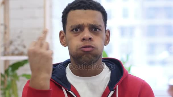 Серйозна афроамериканська людина показує середній палець в гніві — стокове відео