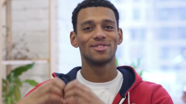 手のジェスチャー、アフリカ系アメリカ人の男がサインを心 — ストック動画