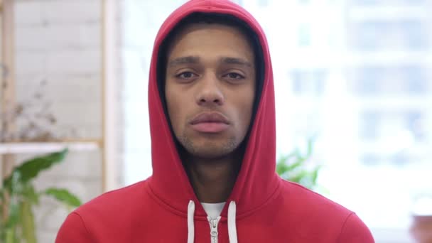 Ciddi Genç Afro Amerikan Adam Portresi — Stok video