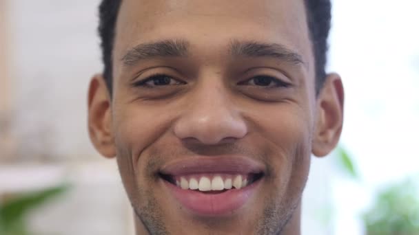 Gülümseyen Genç Afro Amerikan Biri Yakın Çekim — Stok video