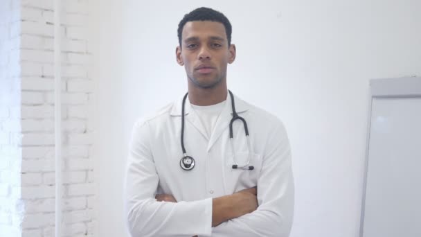 Standing African American Doctor Looking at Camera in Hospital — Stock Video