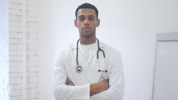 In piedi felice afro-americano medico sorridente a macchina fotografica in clinica — Video Stock