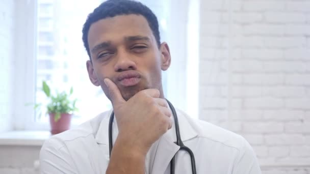 Retrato del pensamiento médico afroamericano, lluvia de ideas — Vídeos de Stock