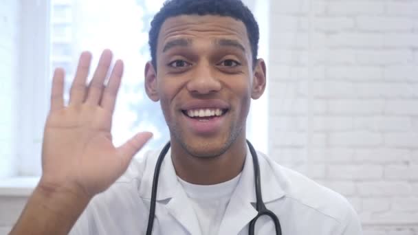Chat de vídeo en línea por el médico afroamericano, Hablando con el paciente — Vídeos de Stock
