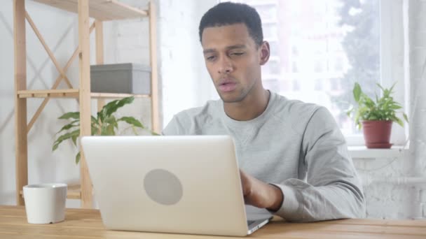 Denken, brainstormen triest jonge Afro-Amerikaanse Man, portret — Stockvideo