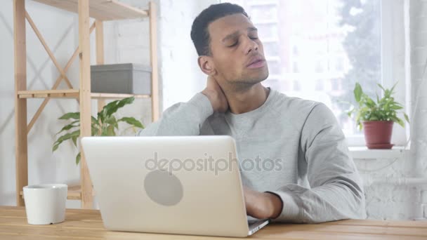 Dor no pescoço, homem afro-americano cansado sentado no trabalho — Vídeo de Stock