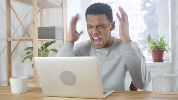 Кричати голосно, сердитий афроамериканський чоловік божевільний через проблеми роботи — стокове відео