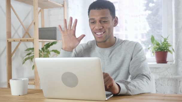 Chat por vídeo pelo jovem afro-americano do escritório no Laptop — Vídeo de Stock