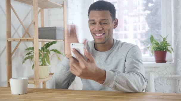 Smartphone Video Chat de Young Afro-American Man in Office — Vídeos de Stock