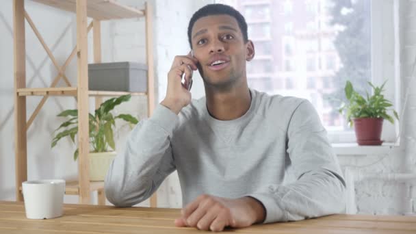 Afro-americano falando no telefone, atendendo telefonema no trabalho — Vídeo de Stock