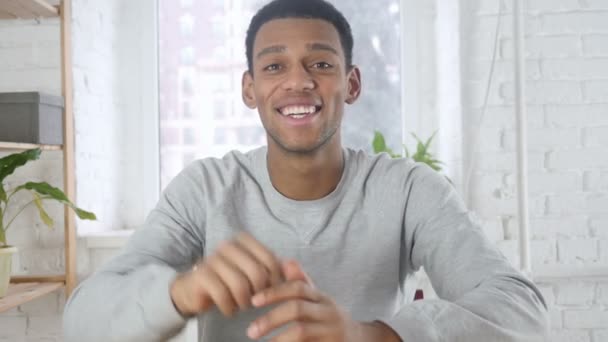 Chat por vídeo no trabalho, Homem Afro-americano conversando com os clientes — Vídeo de Stock