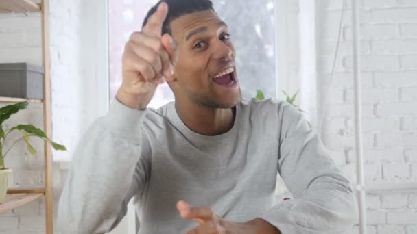 Porträtt av stilig lycklig Afro-American Man fira framgång, inomhus — Stockvideo
