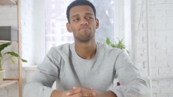 Retrato del hombre afroamericano sacudiendo la cabeza para aceptar, sí, en interiores — Vídeo de stock
