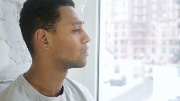 Крупним планом темношкірі молода людина дивиться камери — стокове відео