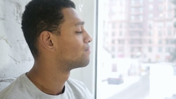 Üzgün Afro-Amerikan genç adam duygu üzgün yakın çekim — Stok video