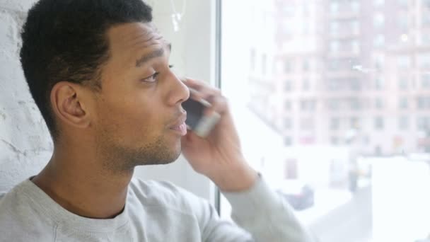 スマート フォンで顧客と話しているアフリカ系アメリカ人の男性のクローズ アップ — ストック動画