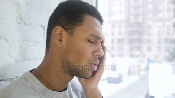 Zbliżenie na afro-amerykański młody człowiek z bólem głowy, okna — Wideo stockowe
