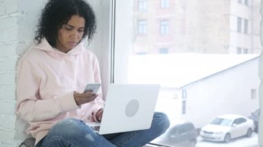 Evet, telefon görüşmesi katılıyor Afro-Amerikan kadın