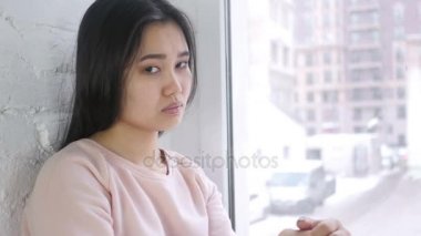 Ciddi genç Asyalı kadın, orta parmak öfkeyle gösterilen kız